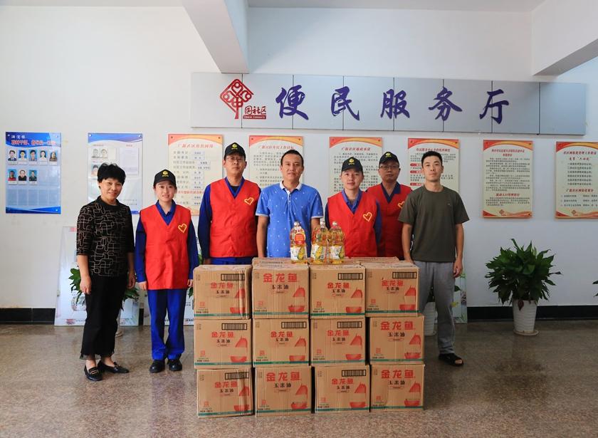1572312126976537.jpg 慰问社区老人 (1)_副本.jpg