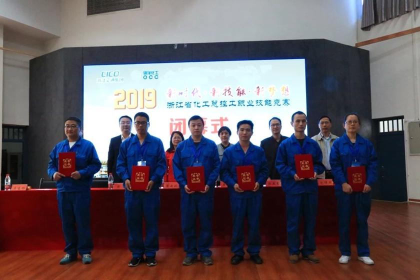 1573692639418629.jpg 个人奖合影_副本.jpg
